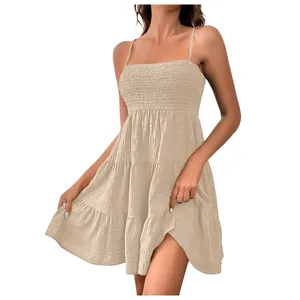 Vue détaillée d'une robe d'été à bretelles avec corsage froncé et tissu texturé