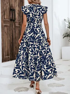 Vista posterior de vestido largo floral con mangas de volante y falda a capas