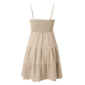 Vue arrière détaillée d'une élégante robe d'été beige texturée avec fines bretelles