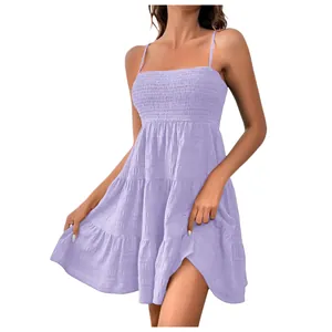 Vue détaillée d'une robe d'été lavande à fines bretelles et tissu texturé avec smocks
