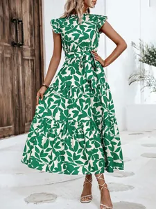 Vestido maxi veraniego con estampado de hojas verdes, manga mariposa y cinturón