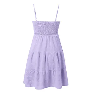 Vue arrière d'une robe d'été violet clair à volants avec de fines bretelles et texture