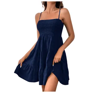 Détails visuels d'une robe d'été bleu marine avec bustier smocké et fines bretelles
