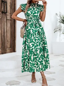 Elegante vestido largo con estampado de hojas verdes, mangas voladas y cinturón.