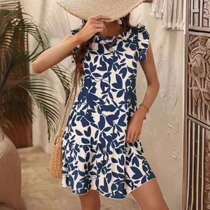 Elegante dames zomerjurk met blauwe bloemenprint, ruchesmouwen en een gelaagde zoom