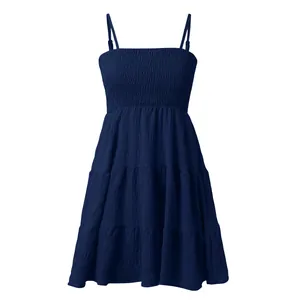 Vue détaillée d'une robe à volants bleu marine avec un corsage froncé élégant