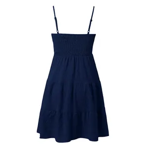 Vue arrière d'une robe sans manches à volants bleu marine avec corsage froncé et texture.