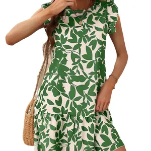 Zomerse damesjurk met ronde hals, groene bladprint en modieuze ruches aan de mouwen