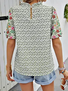 Vue arrière de la blouse brodée à fleurs avec col montant ondulé et détail goutte d'eau