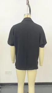 Vue arrière détaillée d'une chemise noire à manches courtes avec col pour femmes
