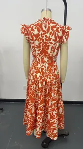 Vista trasera de un vestido midi floral con volantes en las mangas y lazo de cintura