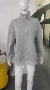 Vue détaillée d'un sweat-shirt à col zippé gris pour femme sur mannequin