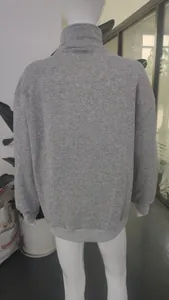 Vue arrière d'un sweat-shirt gris oversize décontracté avec col montant et bords-côtes.