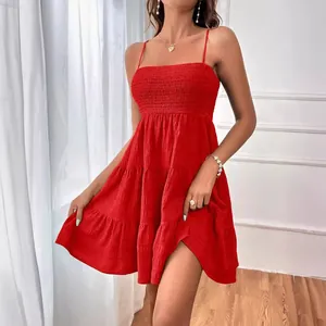 Robe rouge texturée à fines bretelles avec buste smocké et jupe à volants