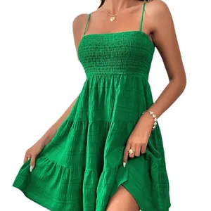 Robe d'été verte à brepelles fines avec bustier smocké et jupe à volants texturée