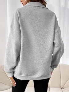 Vue détaillée du dos d'un sweat-shirt gris surdimensionné tendance avec col à revers