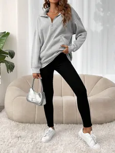 Sweat-shirt gris chic à demi-zip pour femme avec leggings noirs pour un look décontracté
