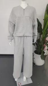 Vollansicht eines grauen zweiteiligen Trainingsanzugs mit Kapuzenjacke und weiter Hose.