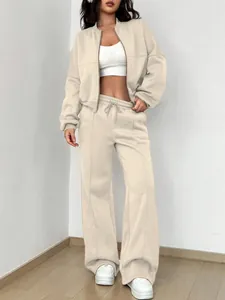 Vue détaillée d'un ensemble beige deux pièces pour femme avec gilet zippé et pantalon large
