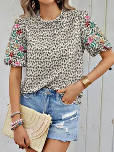 Vue détaillée de la blouse brodée de fleurs avec col à volants et manches courtes été