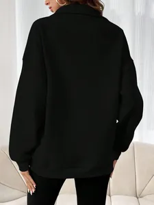 Vue arrière détaillée d'un sweat-shirt noir surdimensionné avec un col montant chic