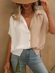 Détail rapproché d'un haut à manches courtes bicolore à la mode avec boutons pour femme
