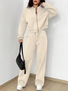 Vue détaillée de l'ensemble de jogging beige pour femme avec sweat à zip