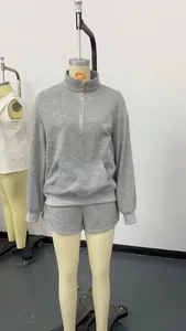 Vorderansicht eines grauen Sets aus Sweatshirt mit halbem Reißverschluss und passenden Shorts