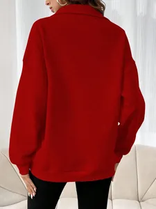 Vue arrière d'un sweat-shirt rouge surdimensionné pour femme avec col zippé