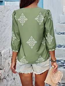 Rückansicht-Detail einer olivgrünen Boho-Bluse mit geometrischem Print und V-Ausschnitt