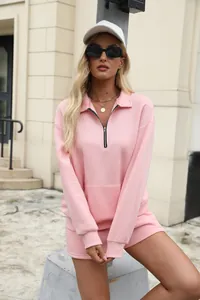 Detailansicht eines rosa Sweatshirts mit halbem Reißverschluss und passenden Shorts für Damen