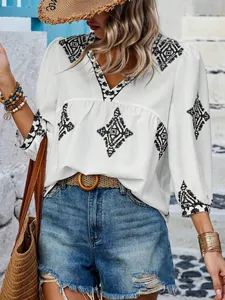 Boho weiße Bluse mit V-Ausschnitt, schwarzem geometrischem Druck und 3/4 Ärmeln Detail