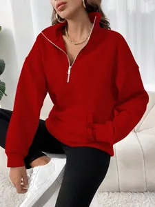 Gros plan d'un sweat-shirt rouge à demi-zip pour femme avec un col à revers élégant et moderne