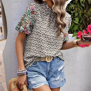 Blouse imprimée à broderies florales avec col montant et manches courtes bouffantes