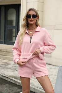 Detail des rosa zweiteiligen Lounge-Sets mit Half-Zip-Sweatshirt und passenden Shorts
