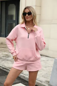Stilvolles rosa zweiteiliges Damen-Lounge-Set mit Kapuzenpullover und passenden Mini-Shorts