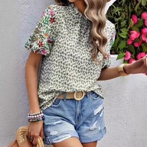 Blouse à fleurs avec manches bouffantes brodées colorées et col montant à volants