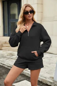 Schickes schwarzes zweiteiliges Set mit Quarter-Zip-Hoodie und passenden Shorts.