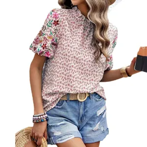 Blouse à fleurs brodée de style bohème avec volants et manches bouffantes pour l'été.