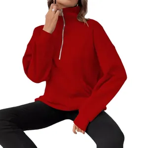 Sweat-shirt rouge à demi-zip pour femme avec col montant et design uni à la mode.