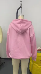 Rückansicht eines schlichten rosa Oversize-Damen-Hoodies mit einer bequemen Kapuze