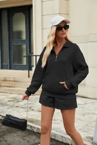 Schwarzes Damen-Set aus Sweatshirt mit Reißverschluss und passenden Shorts für den Alltag