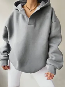 Detail eines grauen Oversized-Hoodies mit lockerer Passform und dickem Bequemstoff.