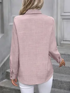 Vue arrière d'une chemise décontractée rose à manches longues et col à revers pour femme.