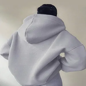 Rückenansicht eines grauen Oversize Kapuzenpullovers für Damen mit bequemer Passform