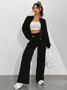 Détail complet d'un ensemble de survêtement noir avec veste zippée et pantalon large