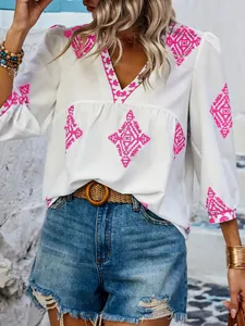Nahaufnahme einer weißen V-Ausschnitt Bluse mit rosa Stickerei und 3/4 Ärmeln für Damen