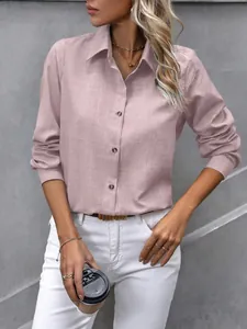 Détail d'une chemise à manches longues vieux rose avec une texture naturelle et boutons