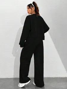 Vue arrière d'un ensemble de survêtement noir deux pièces pour femme au style épuré