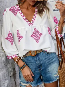 Stilvolle weiße Boho-Bluse mit V-Ausschnitt, rosa Stickerei und 3/4-Ärmeln für Sommer